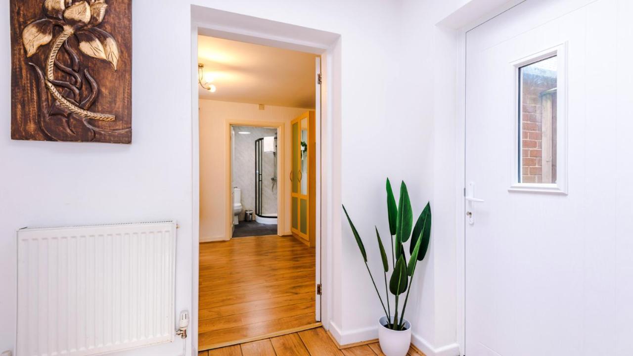 Newhall Road - 4 Bedroom Chester Home - Parking Wervin Exterior foto